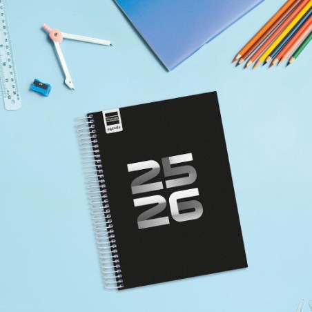29613-AGENDA ESCOLAR 2025-2026 COOL 4o 155X212 1DIA PAGINA NEGRO+ FINOCAM 645060326