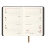 30885-AGENDA 2026 MANHATAN SEMANA VISTA BOLSILLO 8,5 X 13 CM. COLOR NEGRO DOHE 12871 - 26
