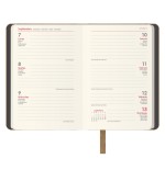 30887-AGENDA 2026 MANHATAN SEMANA VISTA BOLSILLO 8,5 X 13 CM. COLOR CAMEL DOHE 12872 - 26